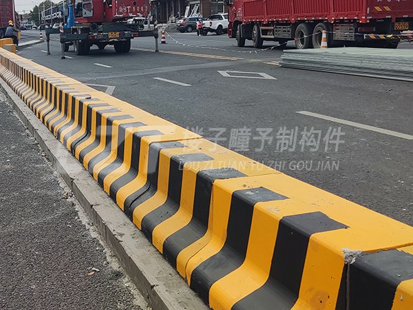 LZT裝配式預制圍擋基礎-5 青島預制構件廠(chǎng),青島混凝土預制蓋板,青島預制圍擋基礎,青島混凝土預制空心板,青島水泥隔離墩,青島水泥過(guò)梁